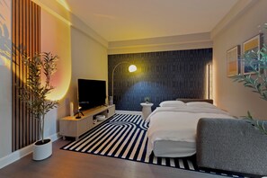 2 habitaciones, escritorio y tabla de planchar con plancha