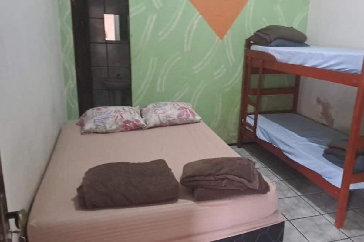 Kolmen hengen comfort-huone | Silitysrauta/-lauta, ilmainen Wi-Fi