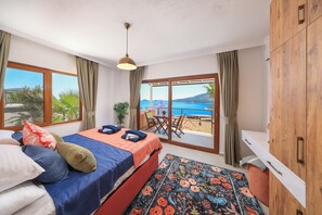 5 bedrooms, iron/ironing board, WiFi, bed sheets