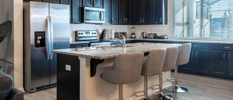 Microondas, horno, parrilla de estufa y lavavajillas