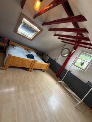 2 Schlafzimmer, Reisekinderbett, kostenloses WLAN, Bettwäsche