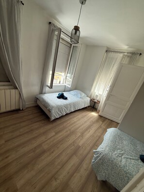 2 bedrooms, travel crib, free WiFi, bed sheets