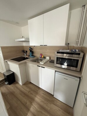 Microwave, oven, stovetop, coffee/tea maker