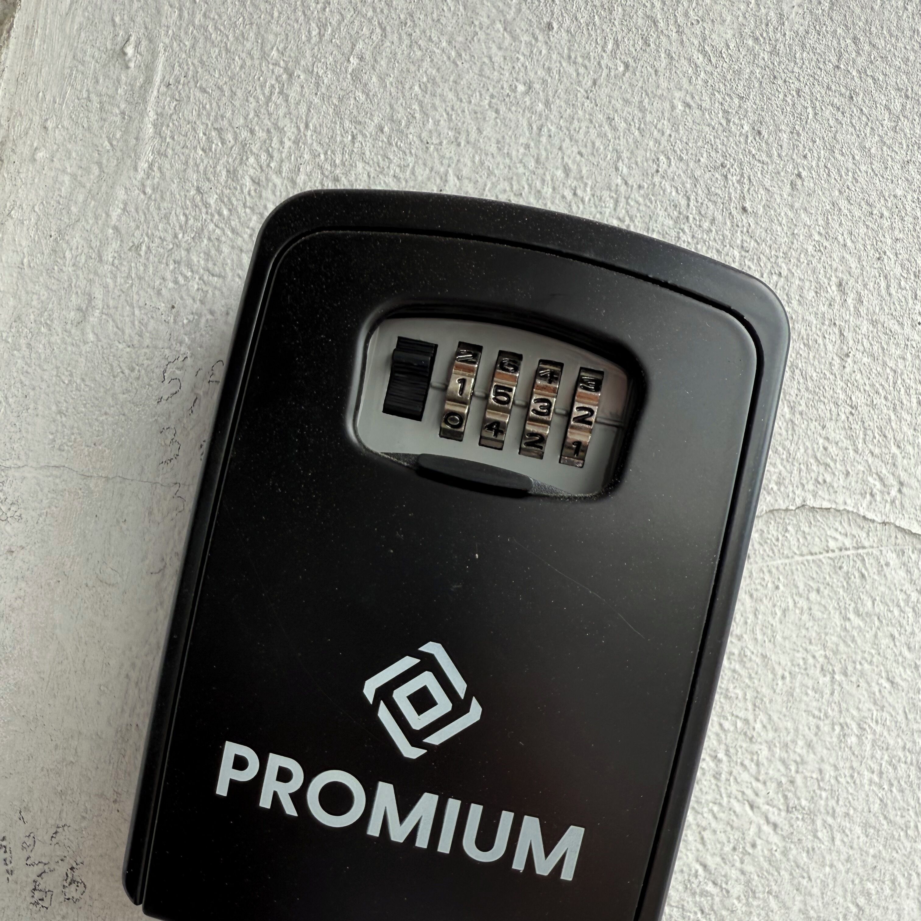 Un dispositivo negro con teclado y la palabra "PROMIUM" escrita en él.