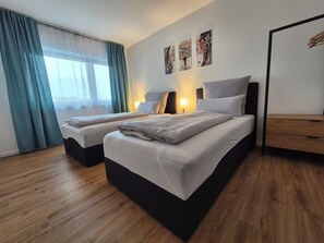 3 chambres, bureau, fer et planche à repasser, lit parapluie