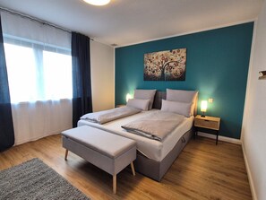 3 عدّة غرف نوم ومكتب ومكواة/لوح كي وسرير سفر