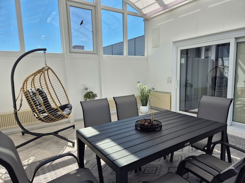 Modern 5-room apartment with roof terrace and conservatory