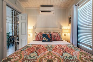 1 habitación, tabla de planchar con plancha y cuna de viaje