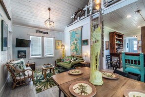 TV - Aloha Cottage - walk to shops food beach (Port)