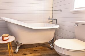 Sèche-cheveux, serviettes fournies, savon, papier toilette