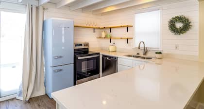 Stylish 2BR n Old Town Greenwood