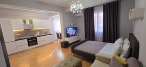 Estudio Deluxe | Zona de estar | Smart TV de 40 pulgadas con canales por cable