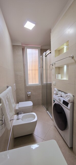 Deluxe Studio | Bathroom | Bidet, towels, shampoo, toilet paper - Arkle Apartment 3 (Tirana)