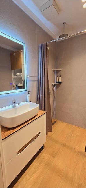 Departamento familiar | Baño | Bidet, toallas, shampoo, papel de baño 
