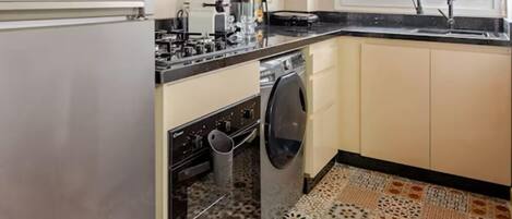Fridge, oven, stovetop, coffee/tea maker