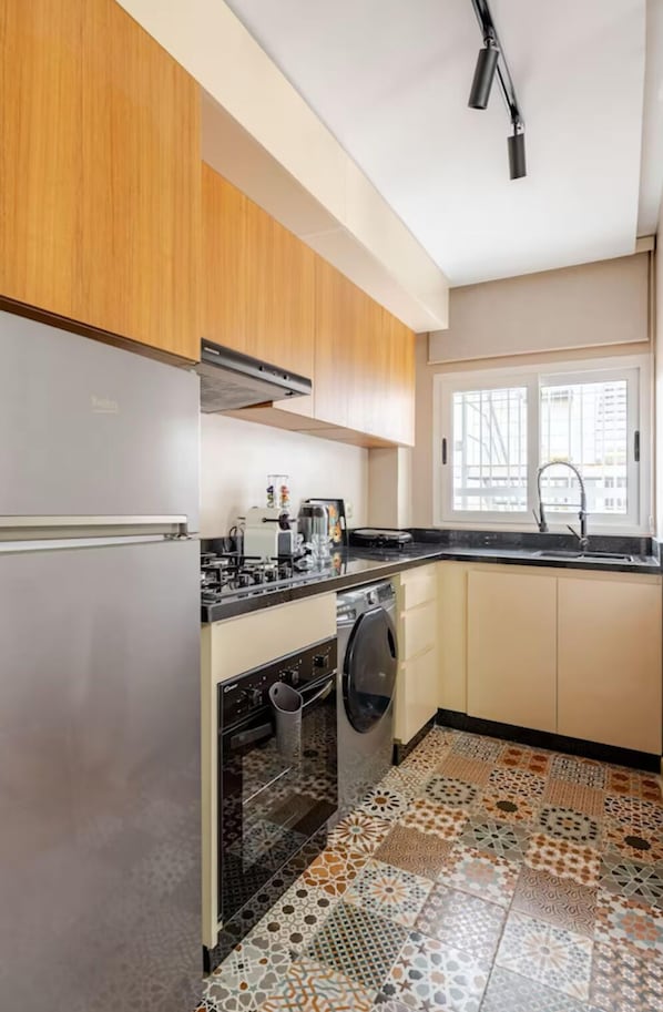 Fridge, oven, stovetop, coffee/tea maker