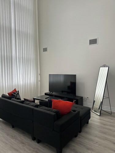 Private Room & Bathroom(Ensuite) in Luxury Penthouse,Windsor/Lasalle