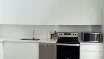 Microonde, forno, piano cottura, lavastoviglie
