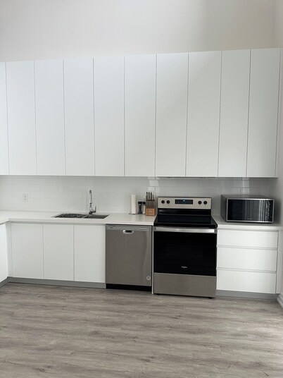 Private Room & Bathroom(Ensuite) in Luxury Penthouse,Windsor/Lasalle