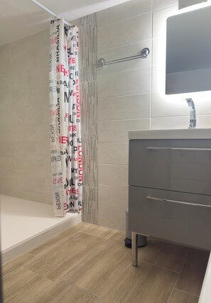 Doccia, asciugacapelli, asciugamani, sapone