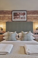 Habitación doble superior | Ropa de cama de alta calidad y escritorio