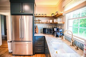 Kylskåp, mikrovågsugn, ugn och spishäll