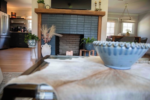 3BD Adult Retreat - Fire Pit, Putting Green, Mins to DT