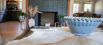 3BD Adult Retreat - Fire Pit, Putting Green, Mins to DT