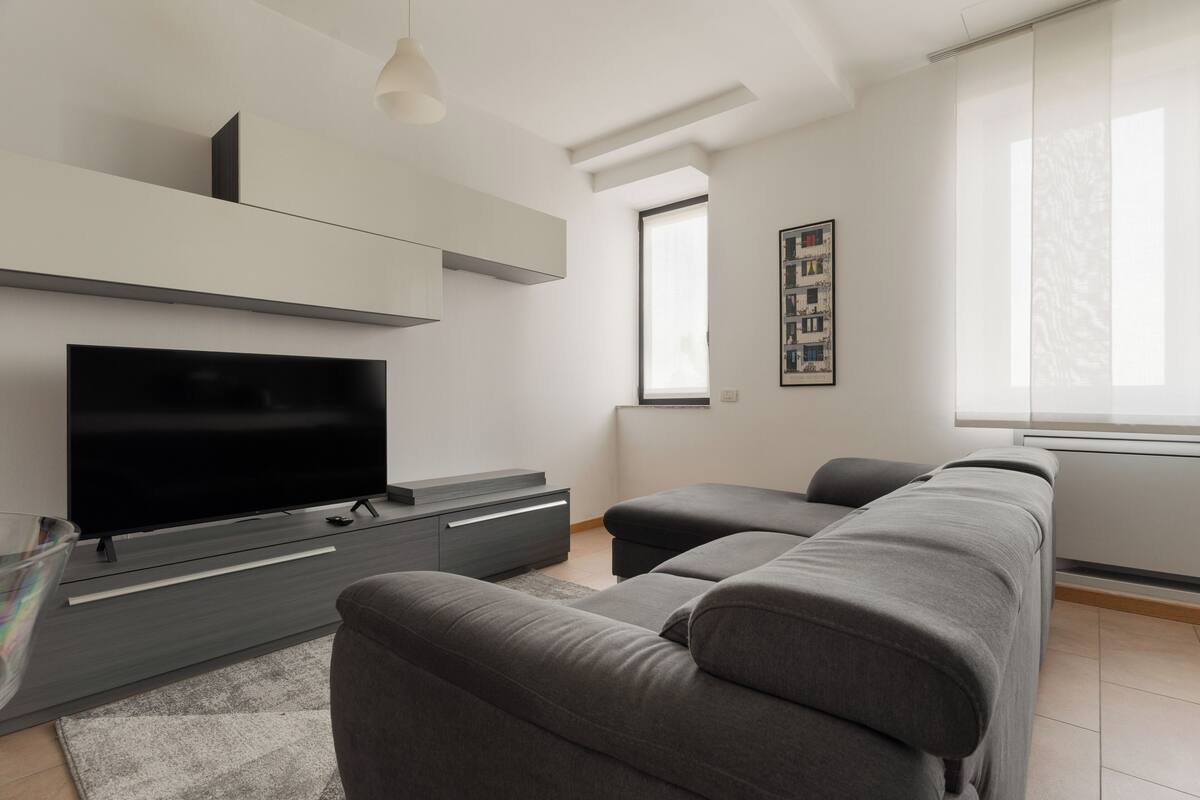 1-bedroom Apartment, seventh floor, Via Larga 23 | Oleskelualue | Älytelevisio