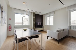 Appartamento con 2 camere da Letto, Via Santa Sofia 8 | Living area | Smart TV