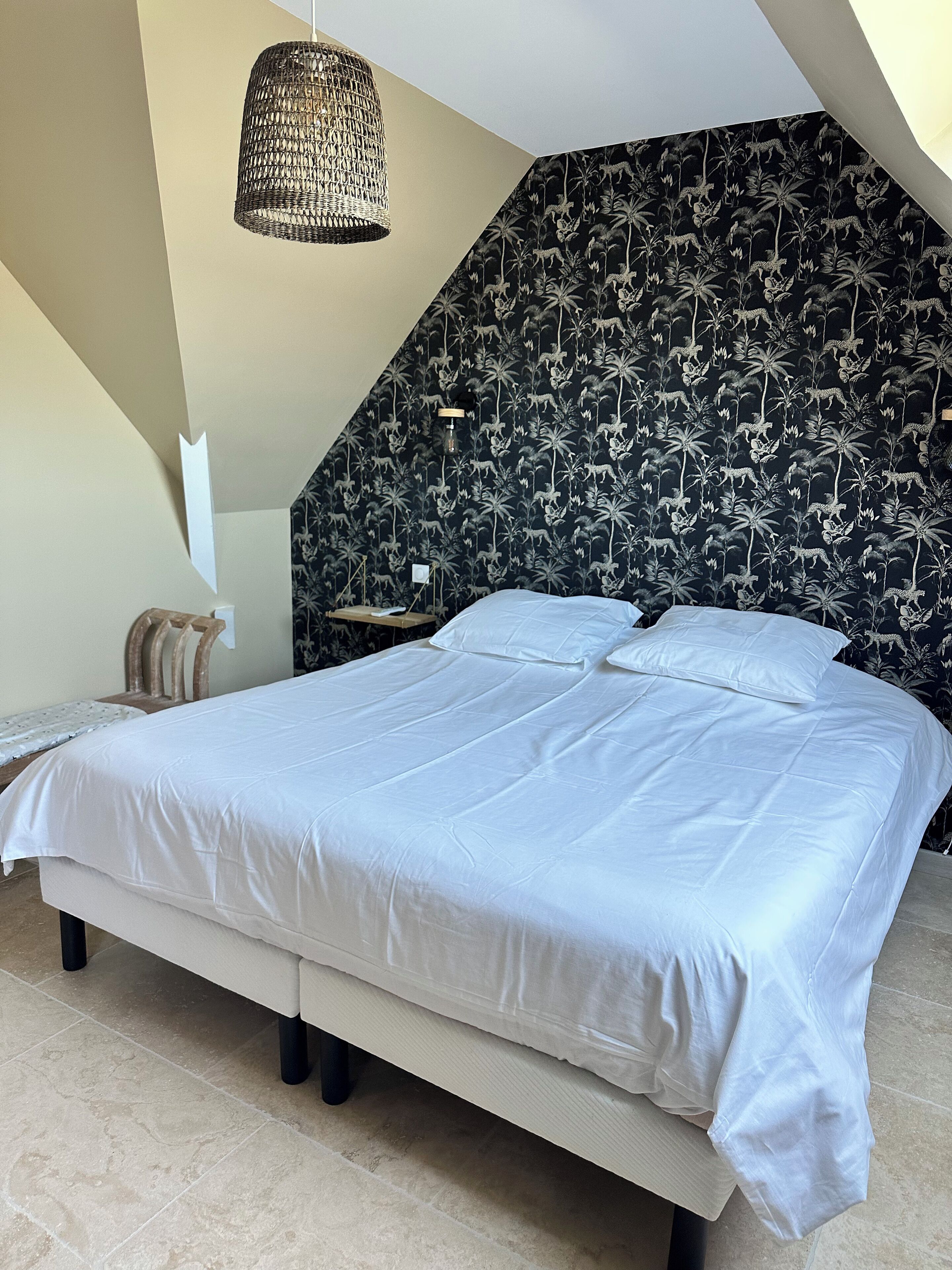 5 bedrooms, iron/ironing board, free WiFi, bed sheets