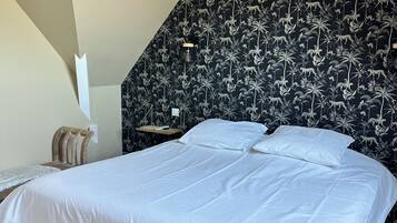 5 bedrooms, iron/ironing board, free WiFi, bed sheets