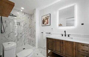 Haartrockner, Handtücher, Seife, Toilettenpapier