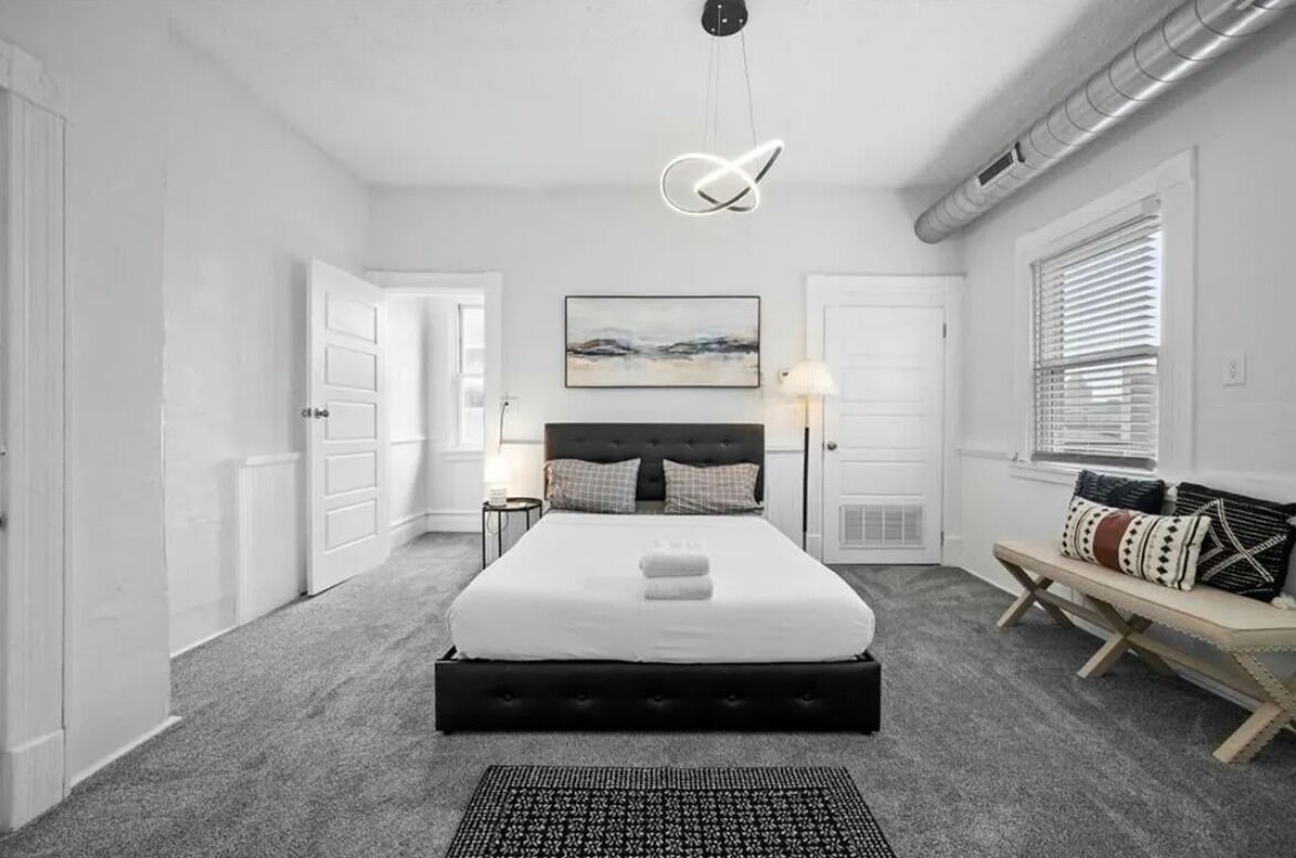 4 bedrooms, iron/ironing board, WiFi, bed sheets