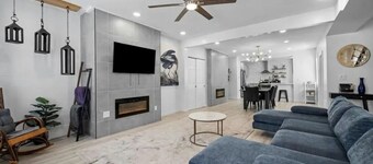 Huge Northside Pittsburgh Home Luxe 4Bed/3.5Bath and Baths Sleep 12 w/ Game room