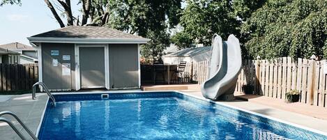 Una piscina al aire libre, una piscina climatizada