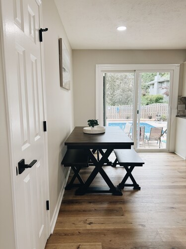 Newly Renovated with Pool, close to CWS
3 bedroom, 7 bed, 2 bathroom, sleeps 12