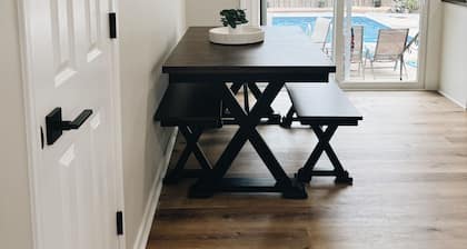 Newly Renovated with Pool, close to CWS
3 bedroom, 7 bed, 2 bathroom, sleeps 12