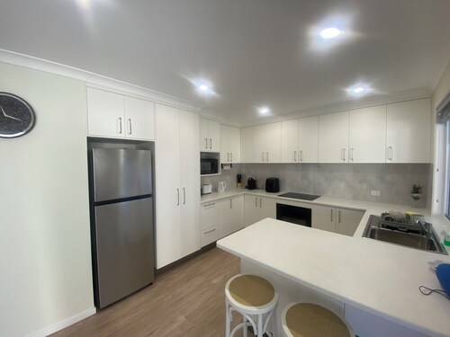 Brand New 2BR Coastal Home w/ Outdoor Entertaining – 350m to Beach, Pier & cafes