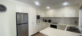 Brand New 2BR Coastal Home w/ Outdoor Entertaining – 350m to Beach, Pier & cafes