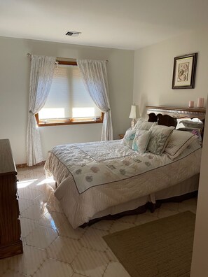 4 bedrooms, iron/ironing board, free WiFi - Barefoot Festival Ready! Spacious 4-bedroom house in Wildwood Crest (Wildwood Crest)