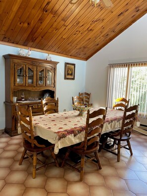 Dining - Barefoot Festival Ready! Spacious 4-bedroom house in Wildwood Crest (Wildwood Crest)