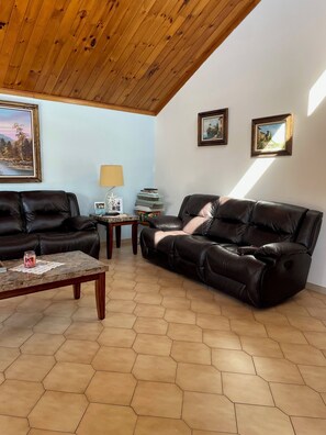 Living area - Barefoot Festival Ready! Spacious 4-bedroom house in Wildwood Crest (Wildwood Crest)