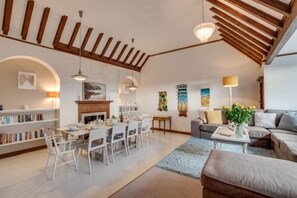 Smart-TV, Tischtennisplatte, Bücher