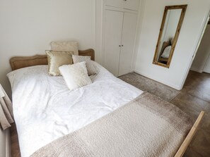 3 bedrooms, individually decorated, individually furnished, free WiFi - Lake View Cottage (Alford)