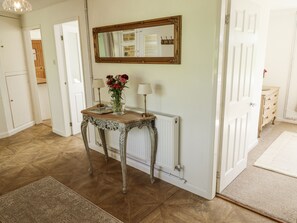 Interior - Lake View Cottage (Alford)