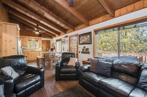 Signature Cabin, 2 Bedrooms, Non Smoking, Kitchen | Living room | 40-inch Smart TV with cable channels