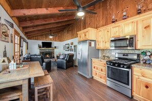 Cabaña Signature, 2 habitaciones, no fumadores, cocina | Cocina privada | Frigorífico, microondas, horno y placa de cocina