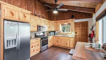 Cabaña Prestigio, 2 habitaciones, para no fumadores, cocina | Cocina privada | Refrigerador, microondas, horno y parrilla de estufa