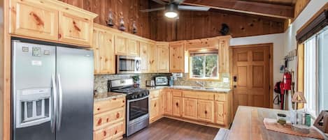 Kabin Khas, 2 kamar tidur, Bebas Asap Rokok, dapur | Dapur pribadi | Lemari es, microwave, oven, dan kompor